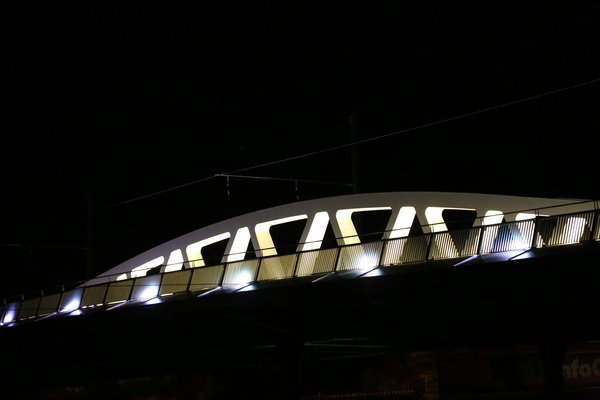 Kienlesbergbrücke beleuchtet bei Nacht