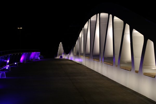 Nahaufnahme der Kienlesbergbrücke beleuchtet bei Nacht