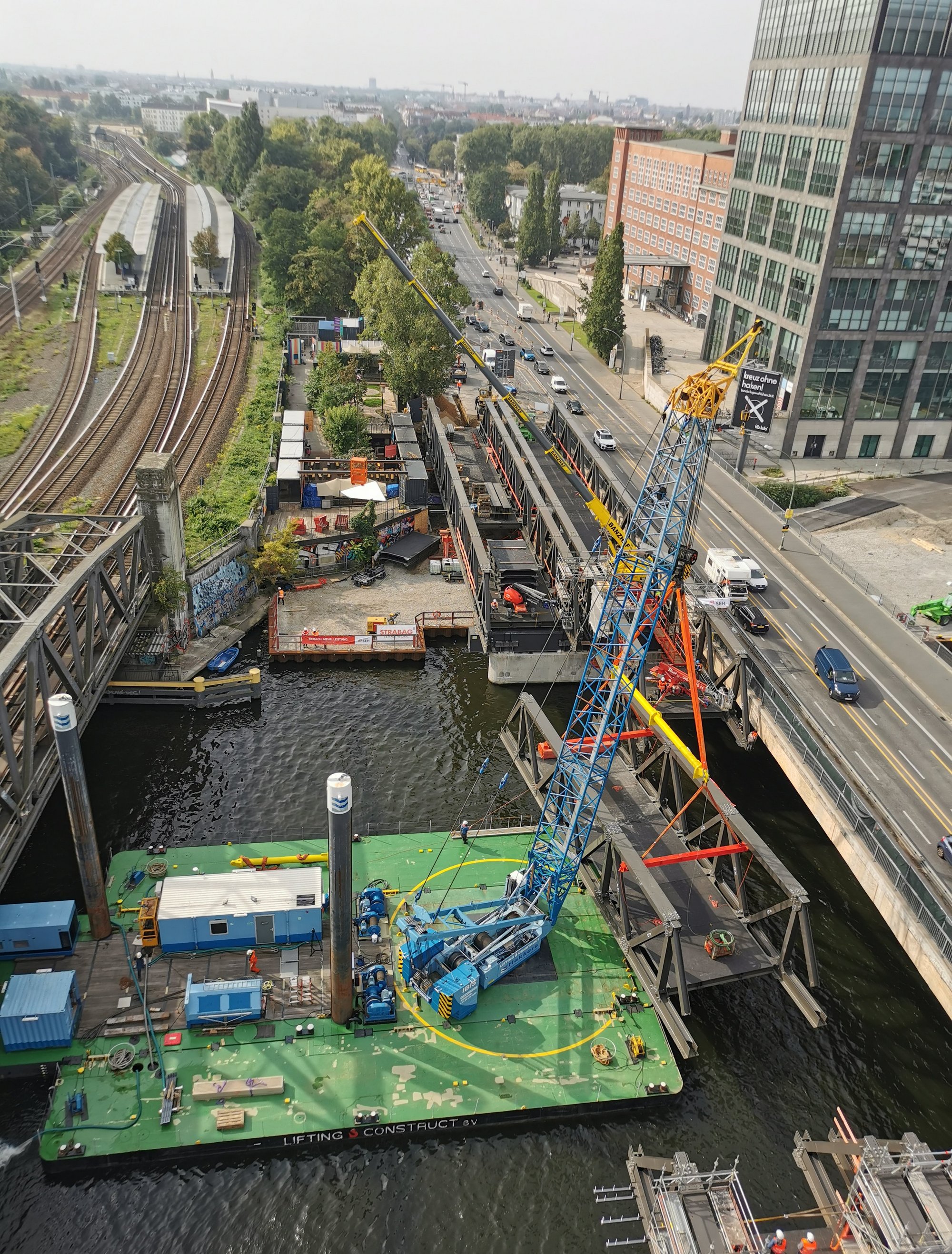 Aufbau der Elsenbrücke aus schräger Vogelperspektive