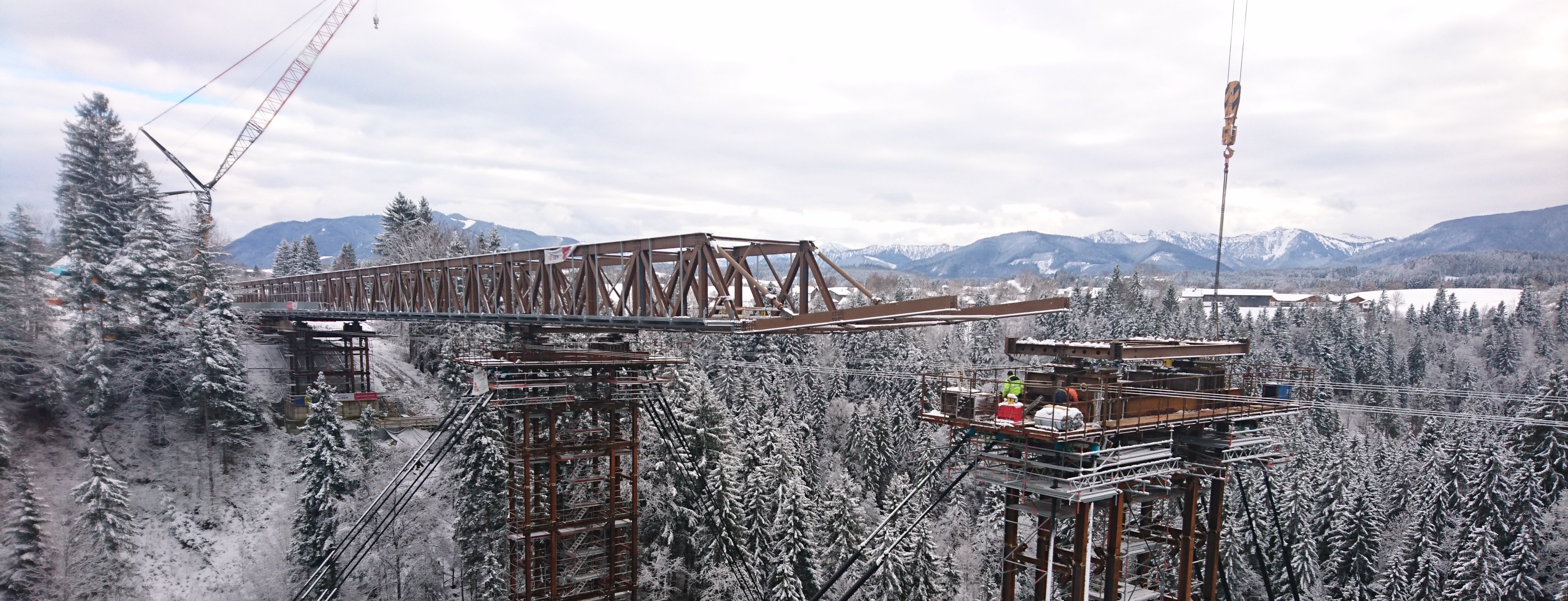 Arbeit an der Echelsbacher Behelfsbrücke im Winter