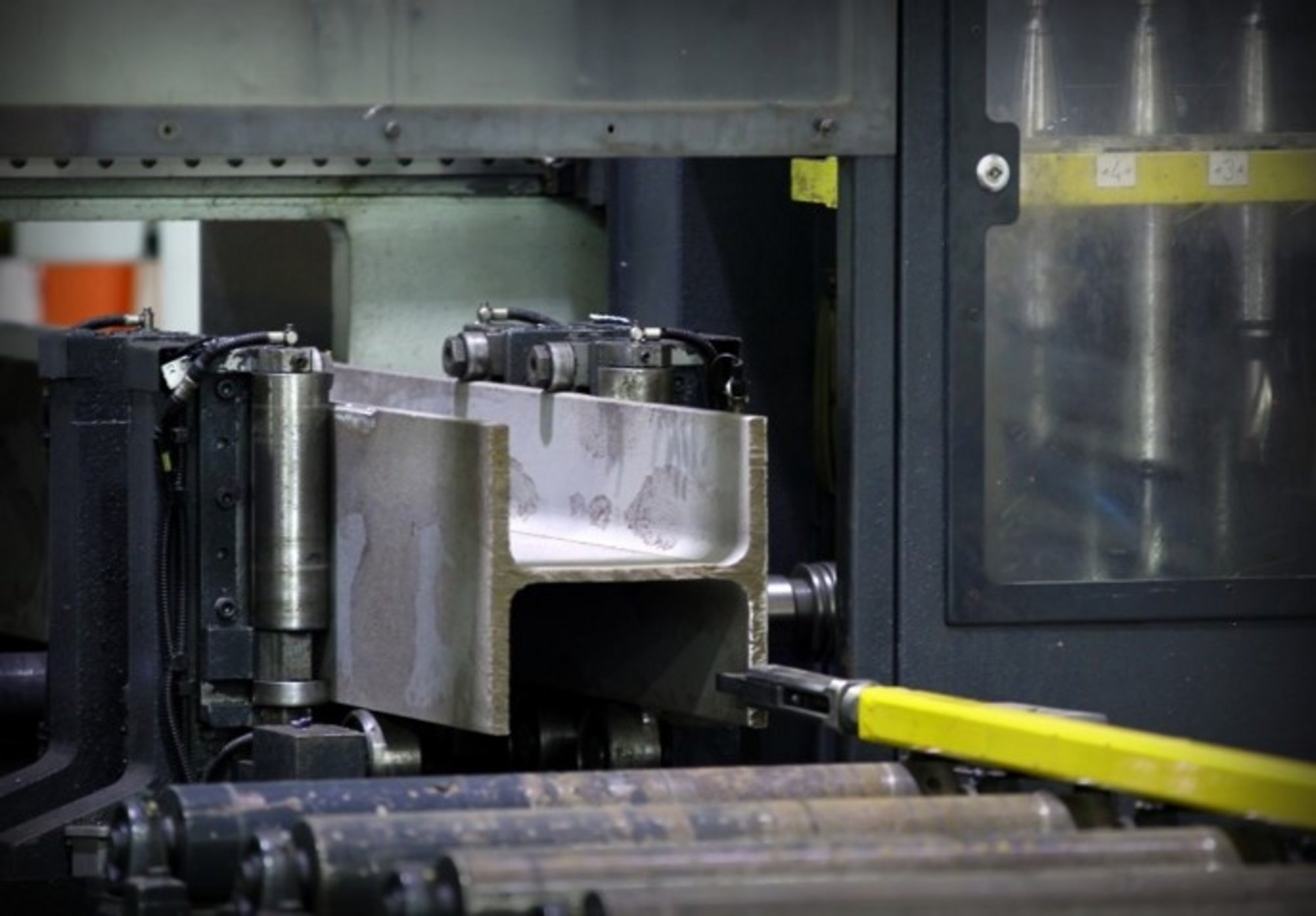 Detailansicht einer industriellen Maschine während der Stahlbearbeitung