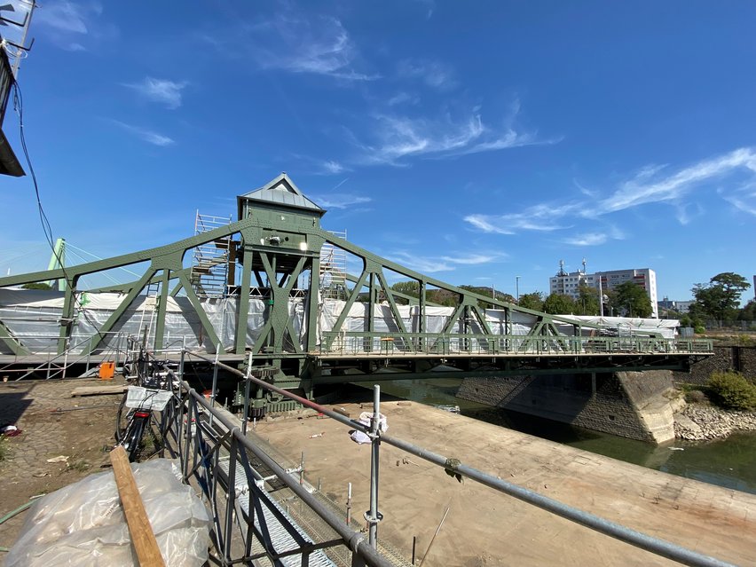 Drehbrücke Deutz – Erste erfolgreiche Lastaufnahme des Drehantriebs