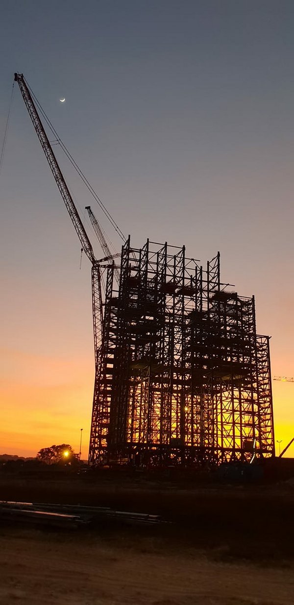 Gerüst der Raketengarage & Montagehalle für die Ariane 6 bei Sonnenuntergang