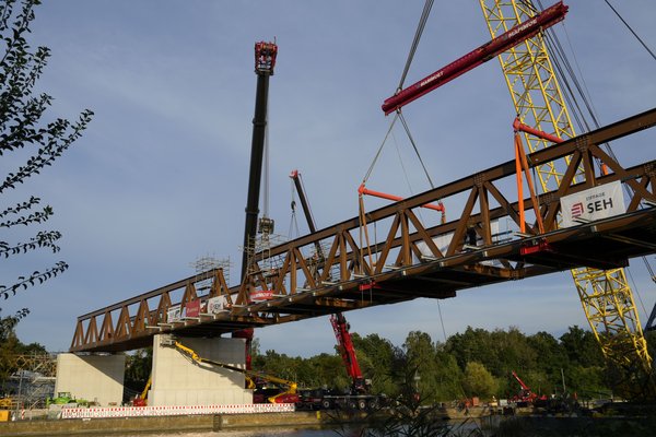Montierung einer Behelfsbrücke über einen Kanal
