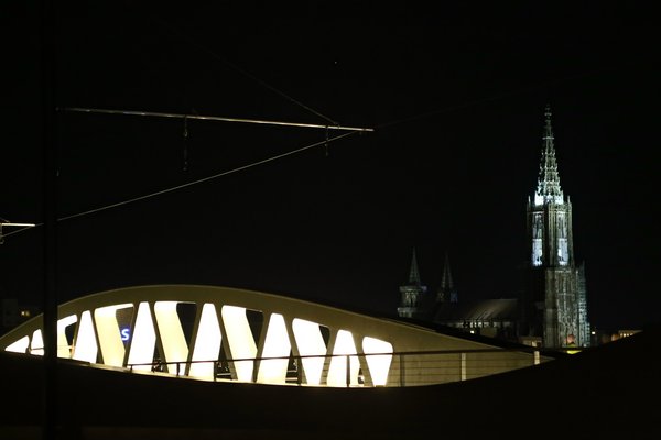 Kienlesbergbrücke beleuchtet bei Nacht