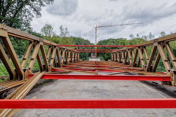 Aufnahme von der im Bau befindlichen Behelfsbrücke zwischen Marl und Dorsten, mit seitlichem Geländer und sichtbaren Gerüstteilen