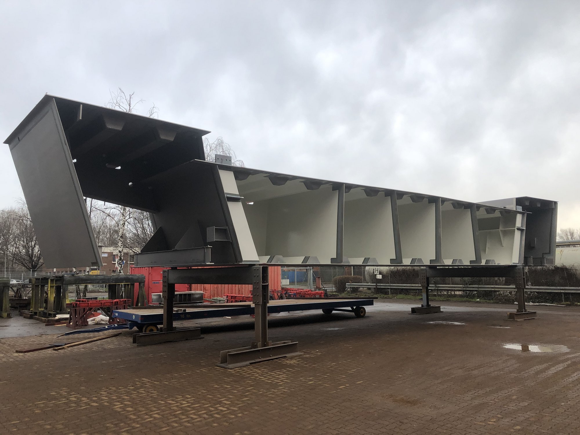 Brückenelement auf zwei Trägern