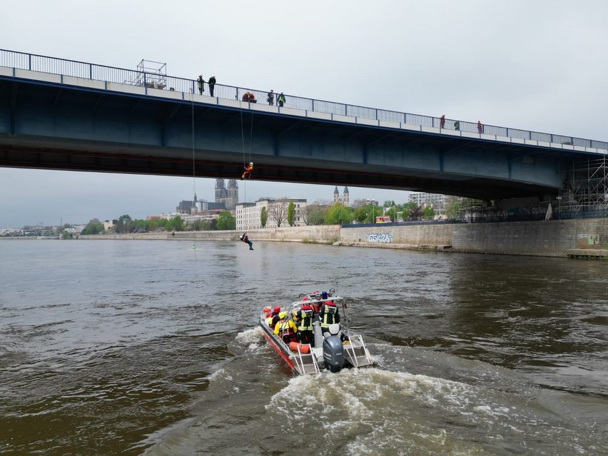 Rettungsübung an der neuen Strombrücke Magdeburg