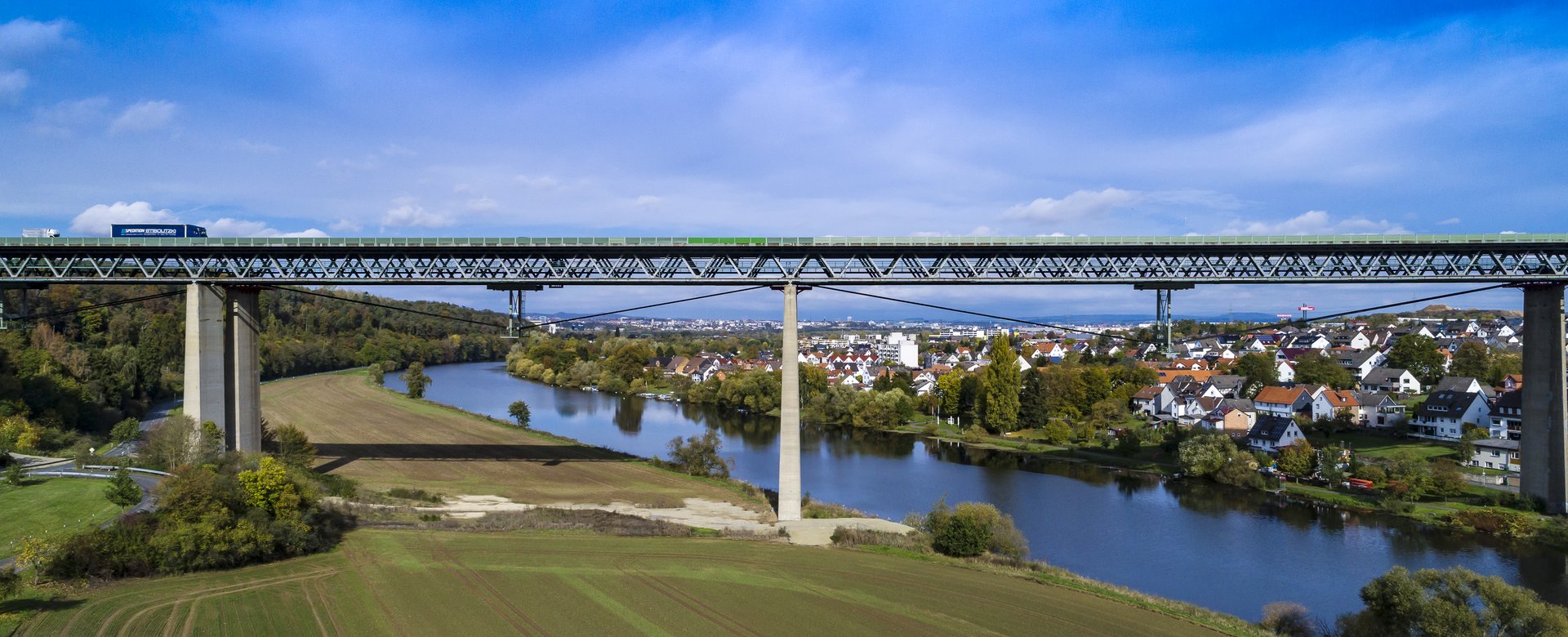 Bergshäuser Brücke bei Tageslicht, mit Umgebung