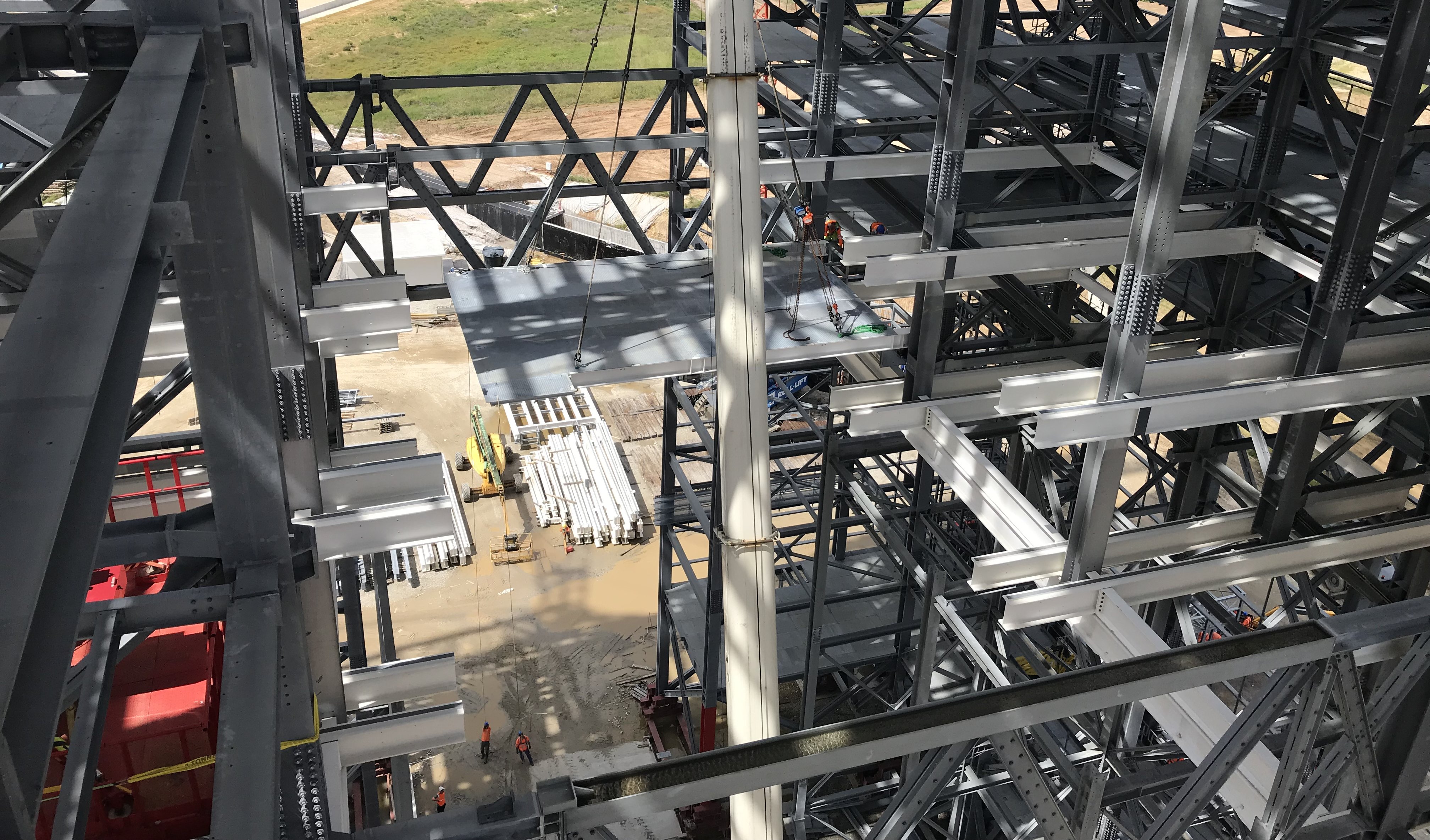 Nahaufnahme eines Baugerüsts an einer Konstruktion