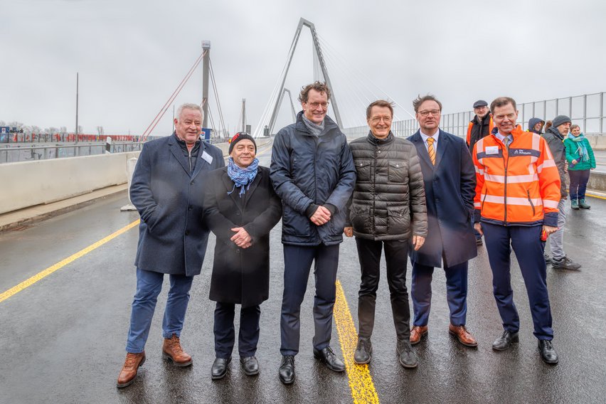 Erster Teil der neuen Rheinbrücke Leverkusen in Betrieb