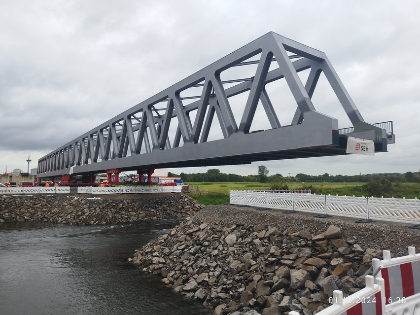 Lippebrücke Wesel: 1.200 t in Fahrt