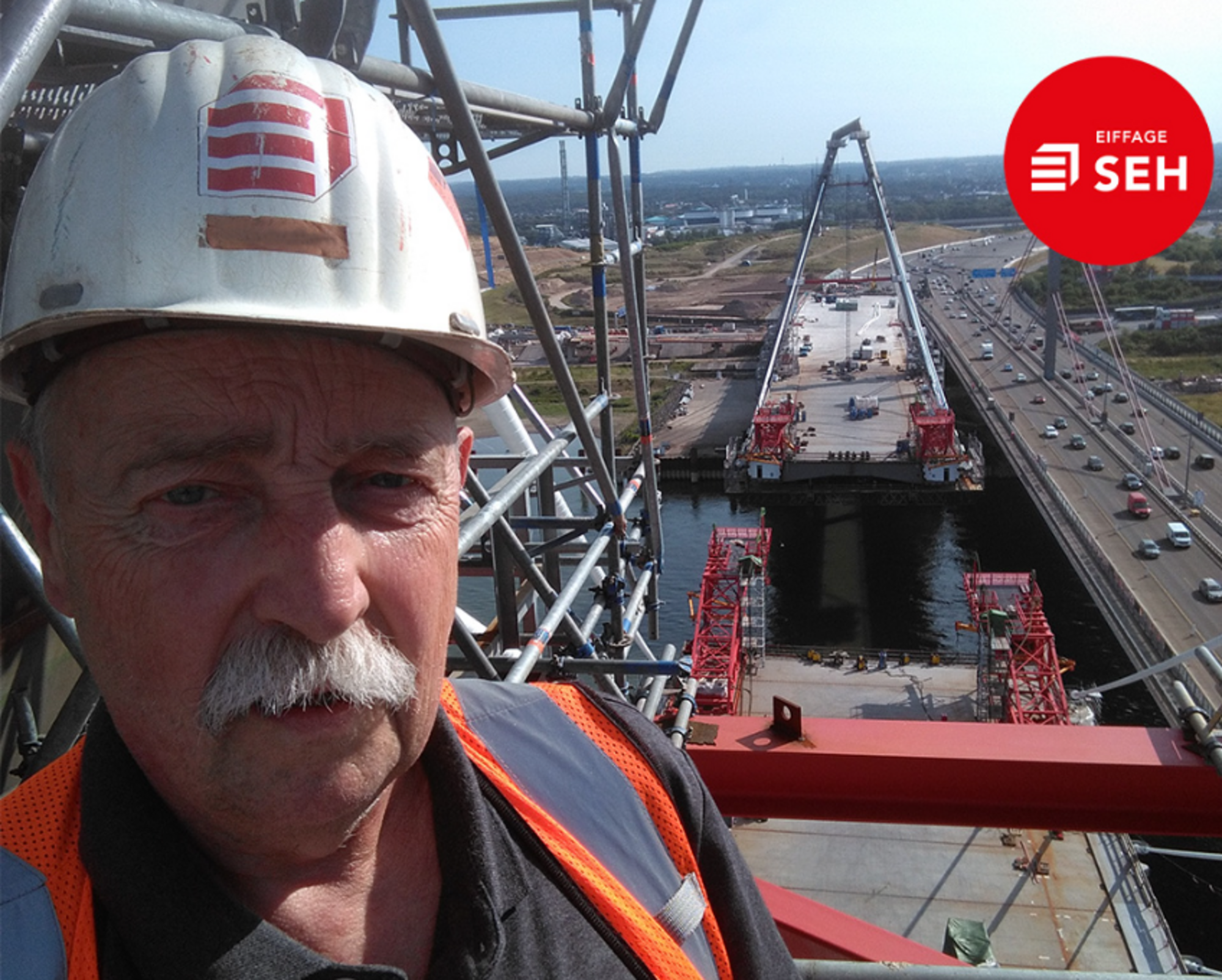 Mitarbeiter-Selbstportrait auf der Baustelle der Rheinbrücke mit Arbeitskleidung und Schutzhelm