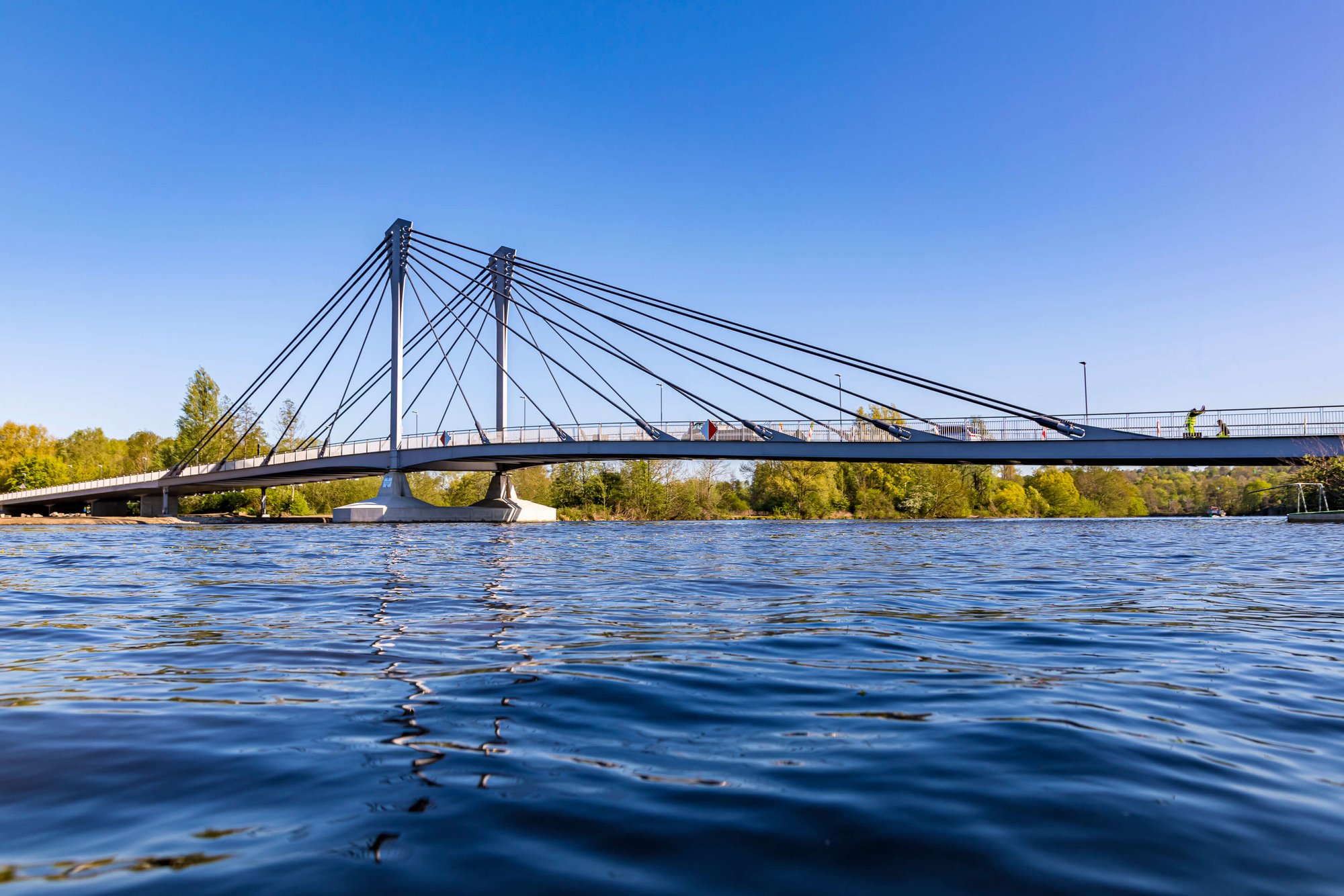Tageslichtaufnahme der Kampmannbrücke mit Flusslauf