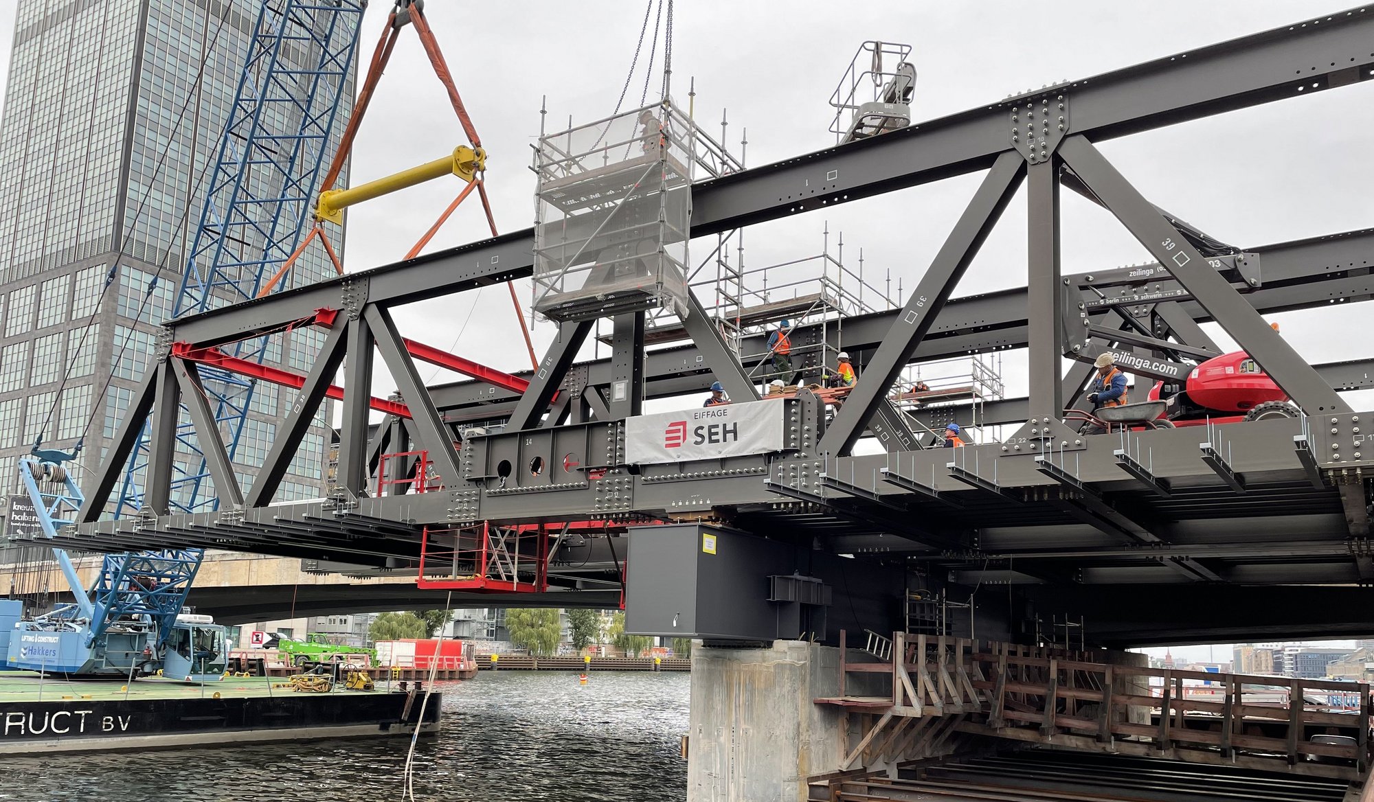 Einhub einer Behelfsbrücke an der Berliner Elsenbrücke mit Bauarbeitern
