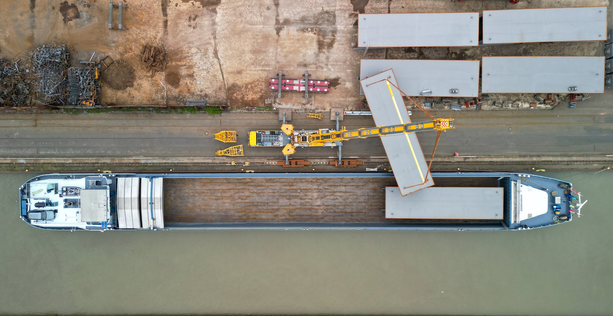Sicht von oben auf Verladung der ersten Großbauteile vom Brinker Hafen in Hannover nach Leverkusen