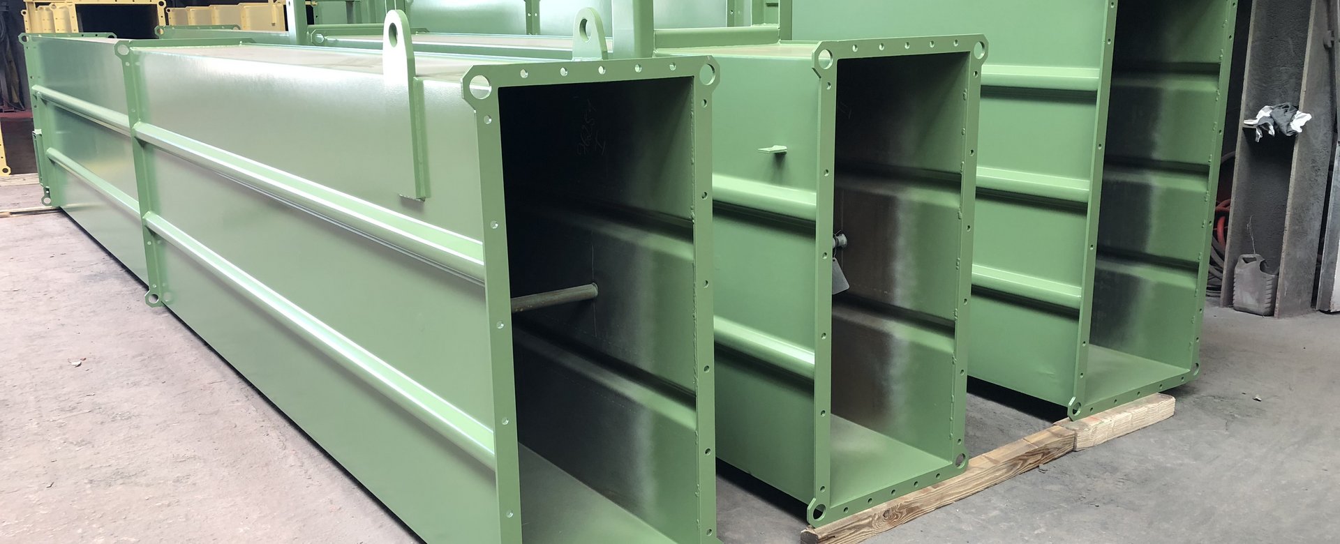 drei grüne Containerboxen