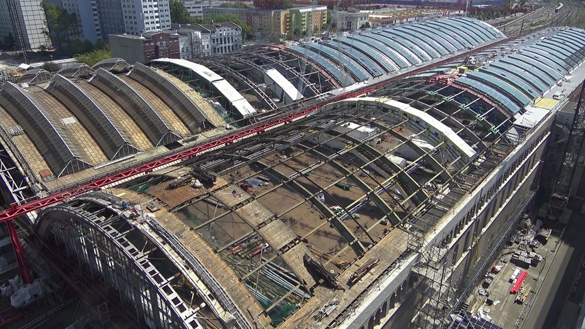 Abbruch der alten Oberlichter am Berliner Ostbahnhof fertiggestellt