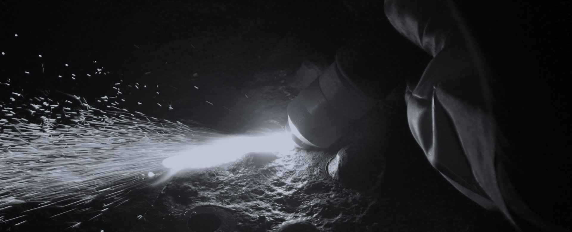 Schweiß- oder Metallarbeit mit Funkenflug, aufgenommen in Schwarz-Weiß