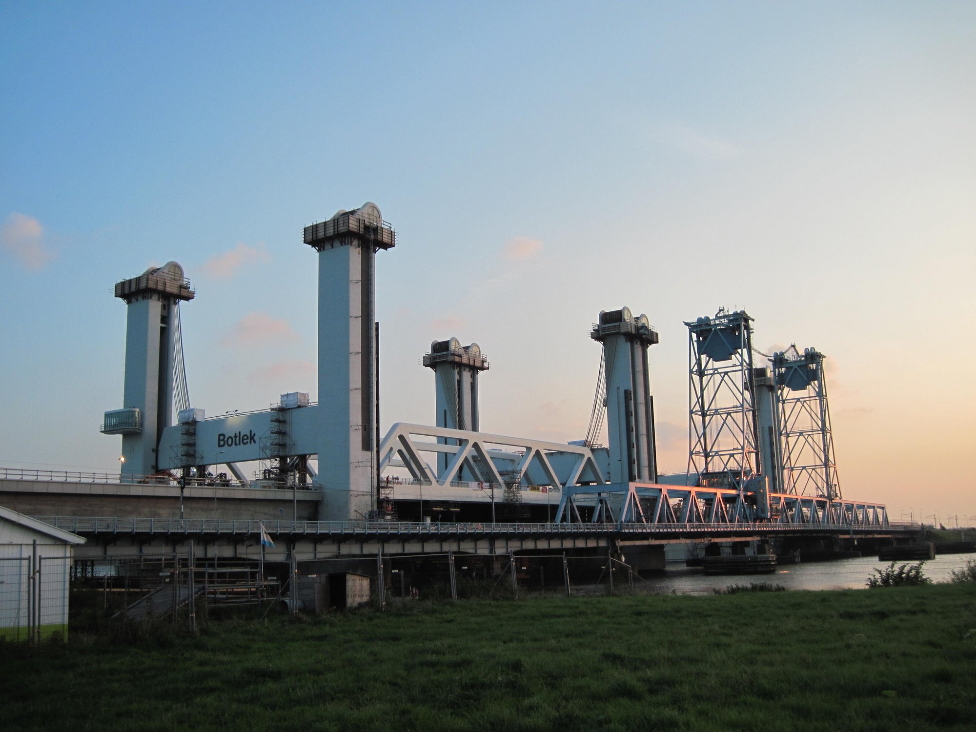 Botleg-Hubbrücke im Rotterdamer Hafen bei Dämmerung