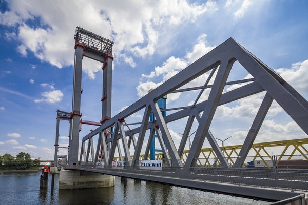 Nahaufnahme der Bahnbrücke Kattwyk