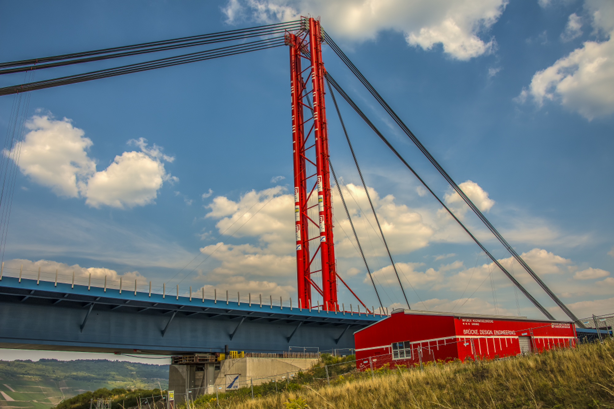 Teilaufnahme der Hochmoselbrücke bei Tageslicht mit rotem Gebäude