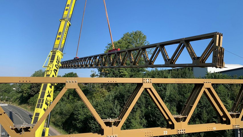 Demontage der Behelfsbrücke Meinerzhagen – 60 m Trägerwand am Kran