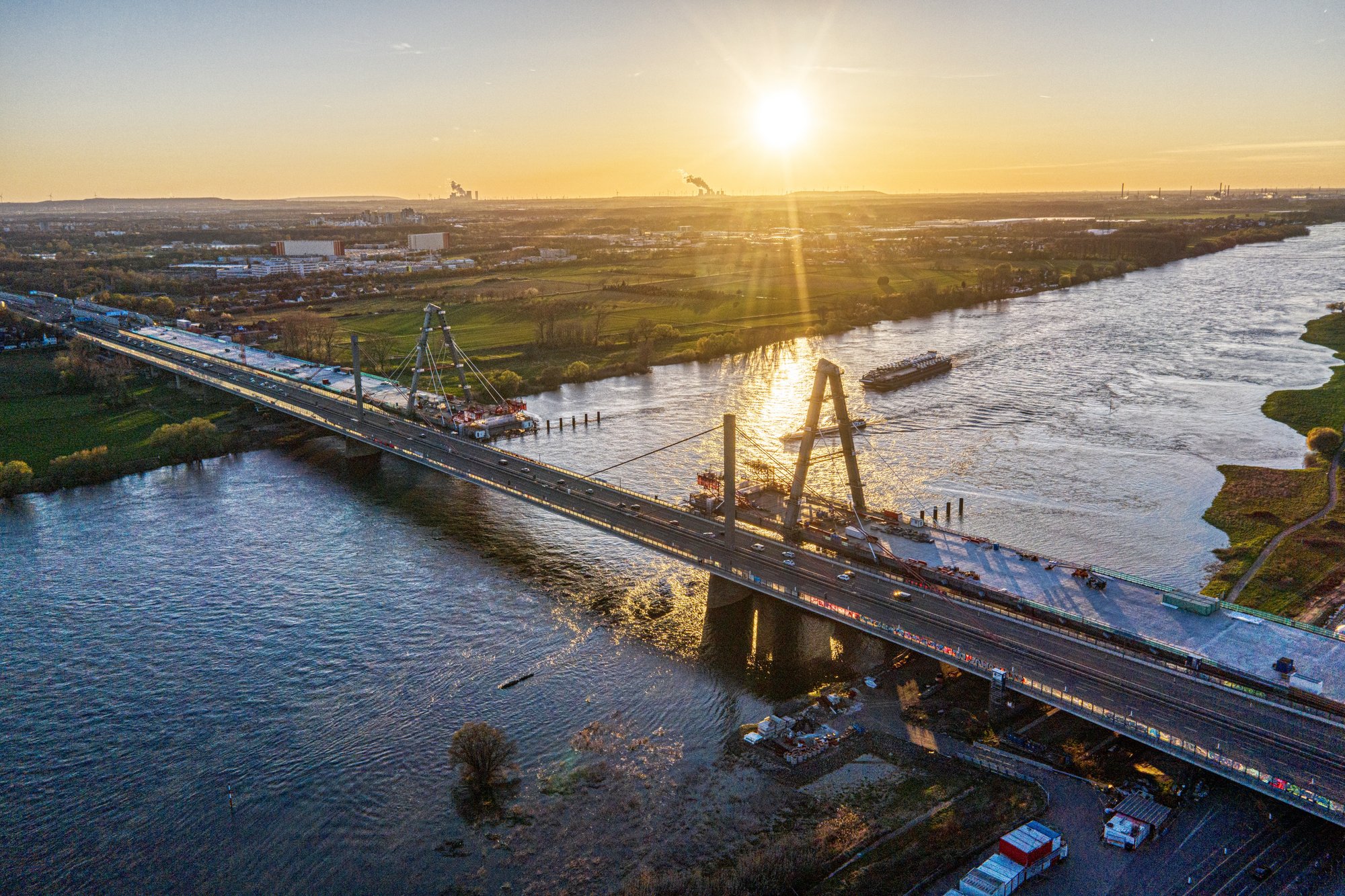 A1-Rheinbrücke Leverkusen bei Sonnenuntergang