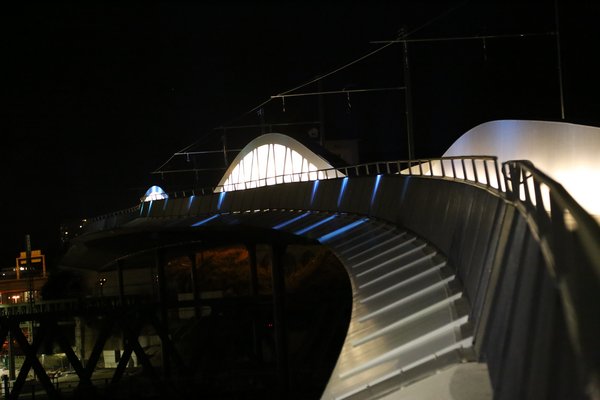 Kienlesbergbrücke beleuchtet bei Nacht