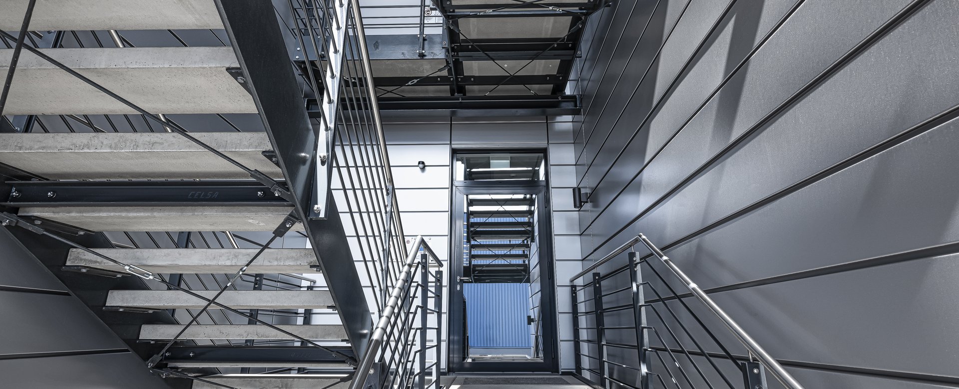 Treppen des Bürogebäudes 