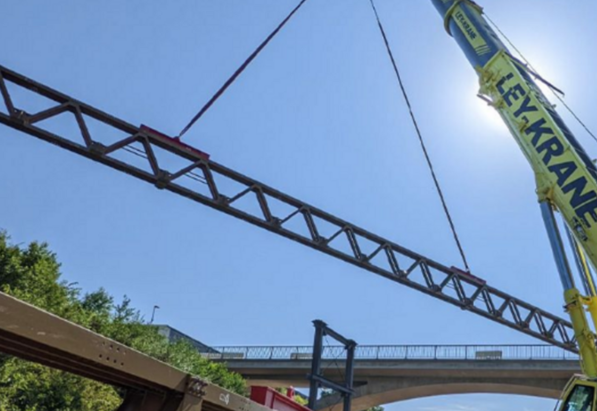 Kran vor Behelfsbrücke Meinerzhagen
