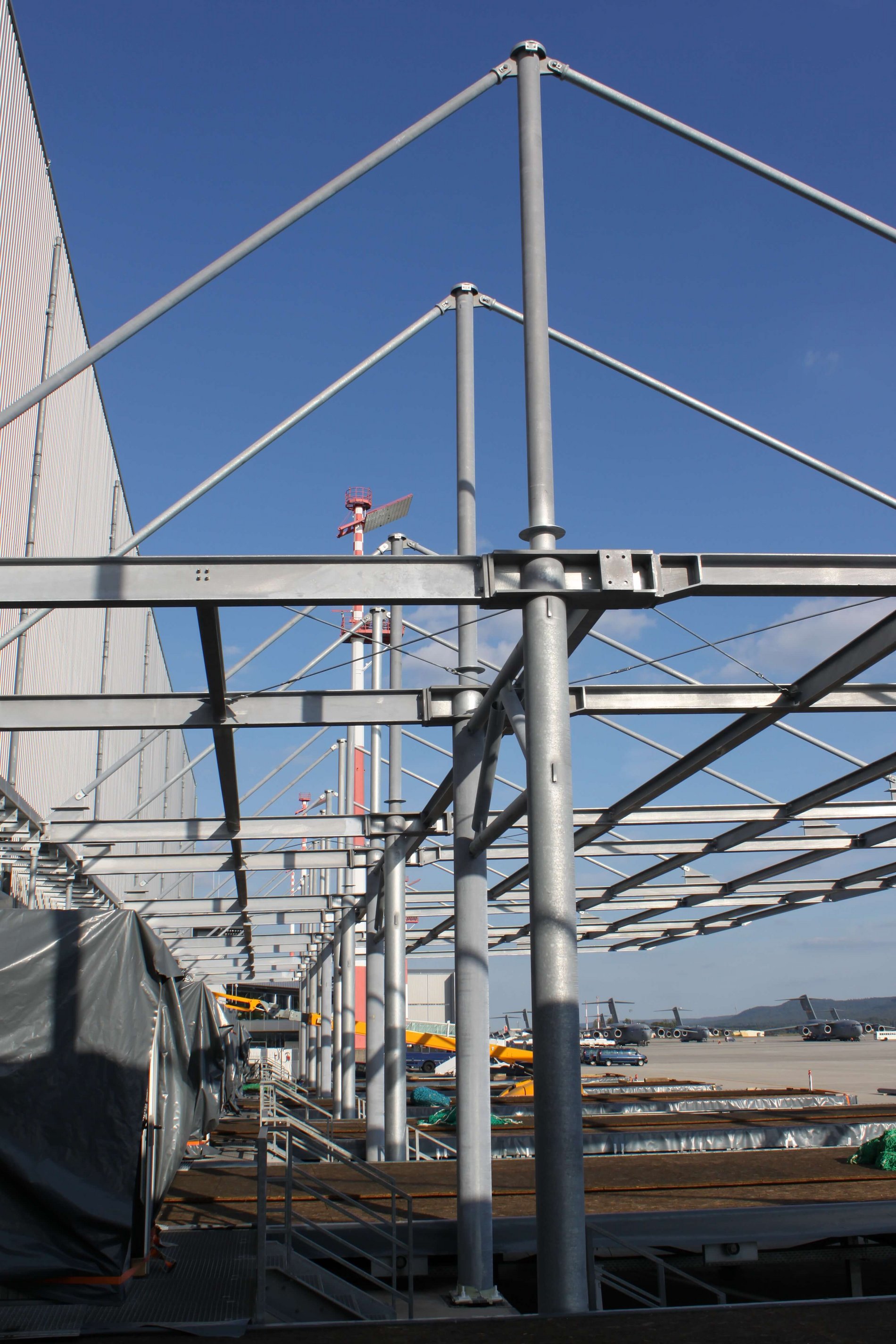 Air Freight Terminal US Airbase während der Sanierung der Frachthalle und Vorderdächer