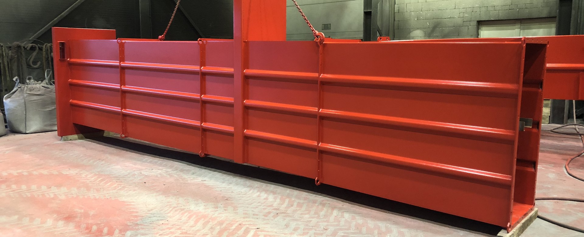 Stahlkonstruktion mit rotem Korrosionsschutzanstrich