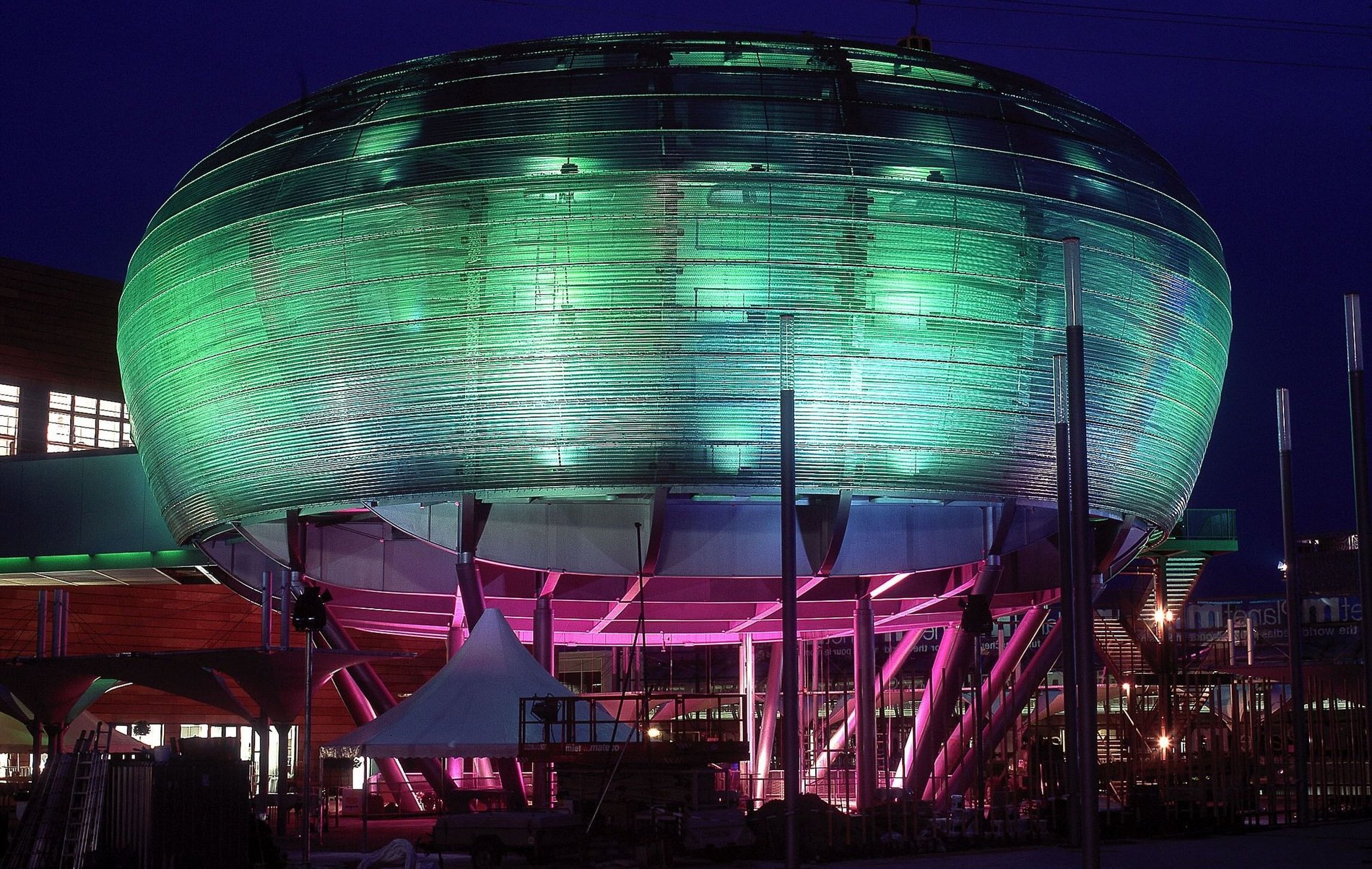 grün und pink beleuchteter Expo-Pavillon "Planet M" 