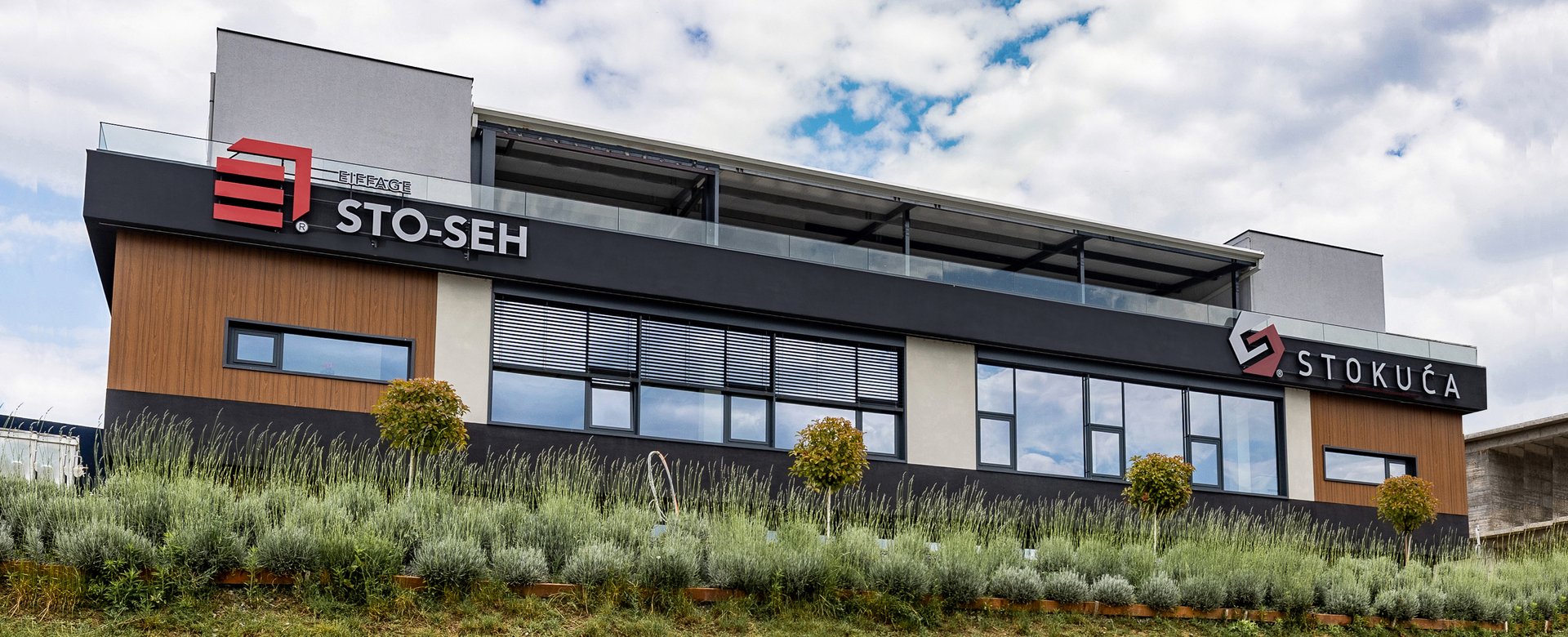 Außenansicht des modernen Bürogebäudes "STO-SEH" 