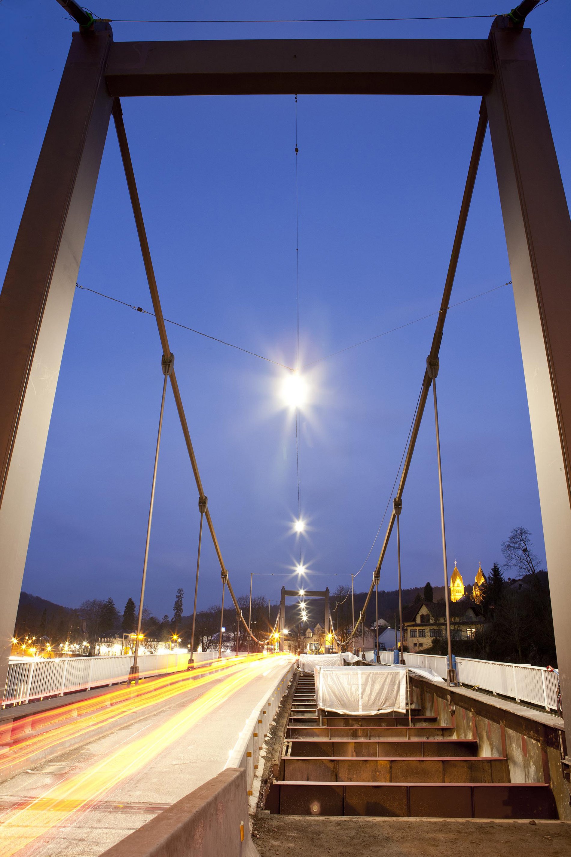 Westauffahrt von der Brücke über die Saar bei Dämmerung 