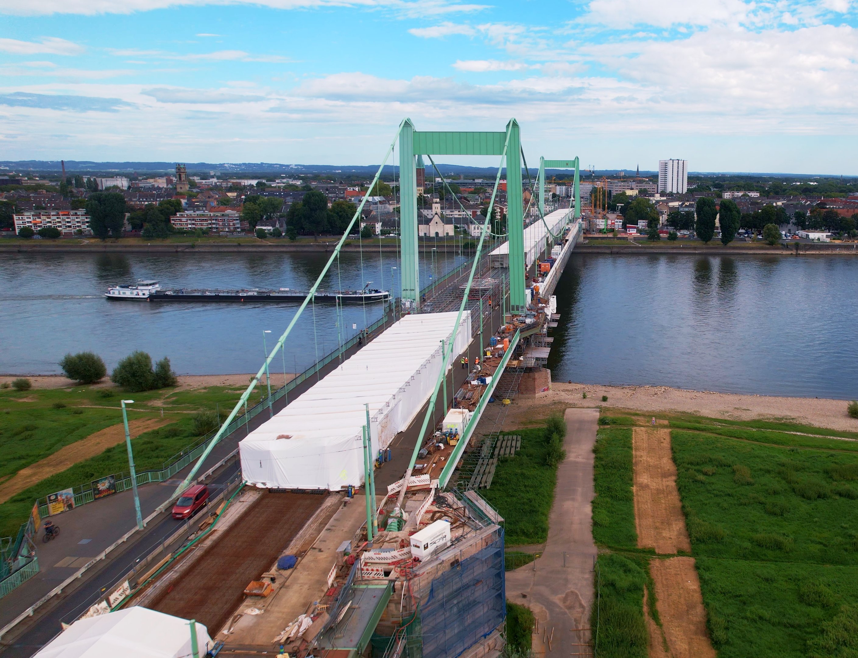 Instandsetzung Mülheimer Brücke bei Tageslicht mit Umgebung