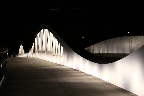 Nahaufnahme der Kienlesbergbrücke beleuchtet bei Nacht