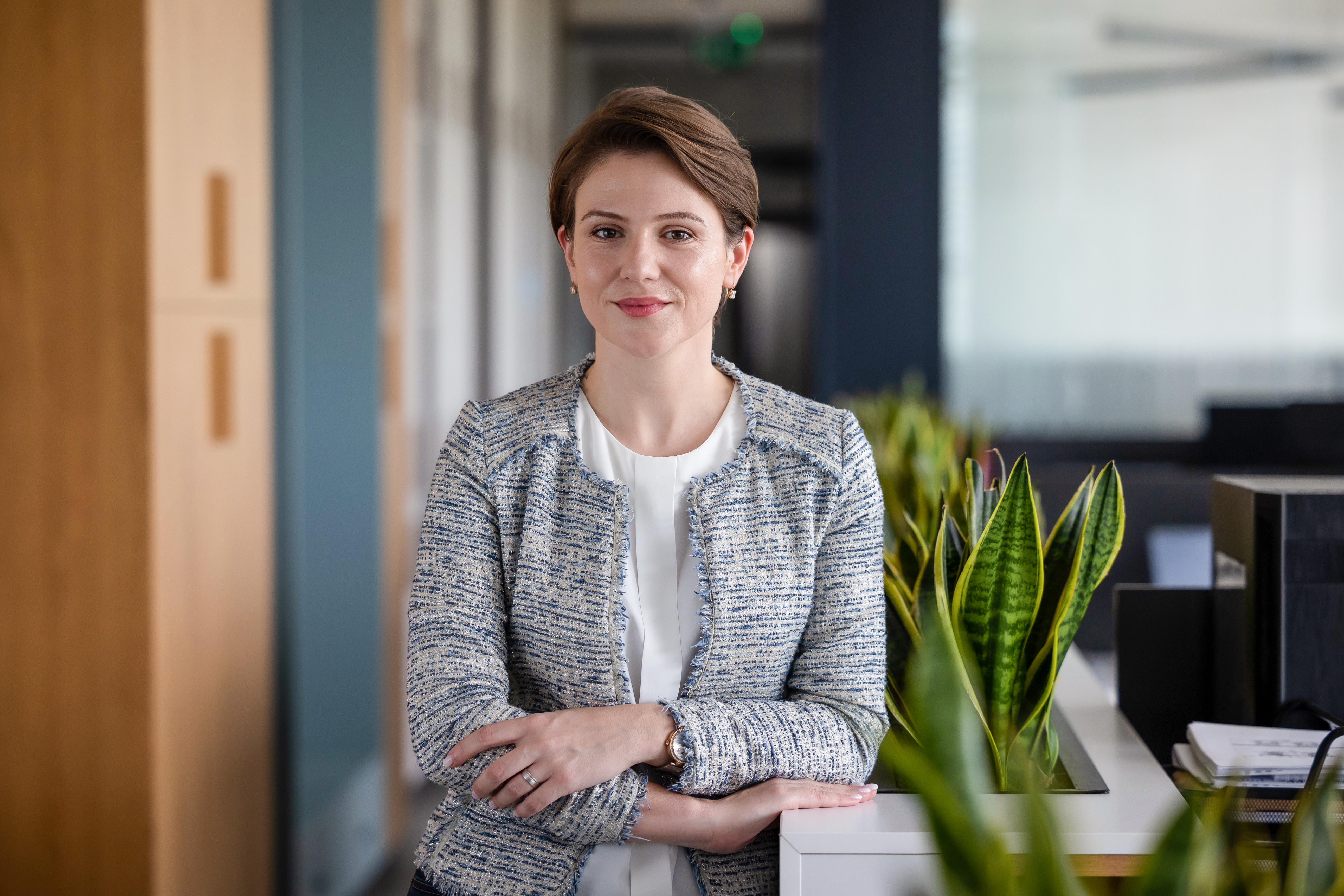 Frau Elena Stokuca in eleganter Kleidung mit leicht verschränkten Armen, Porträt unter Kontakt