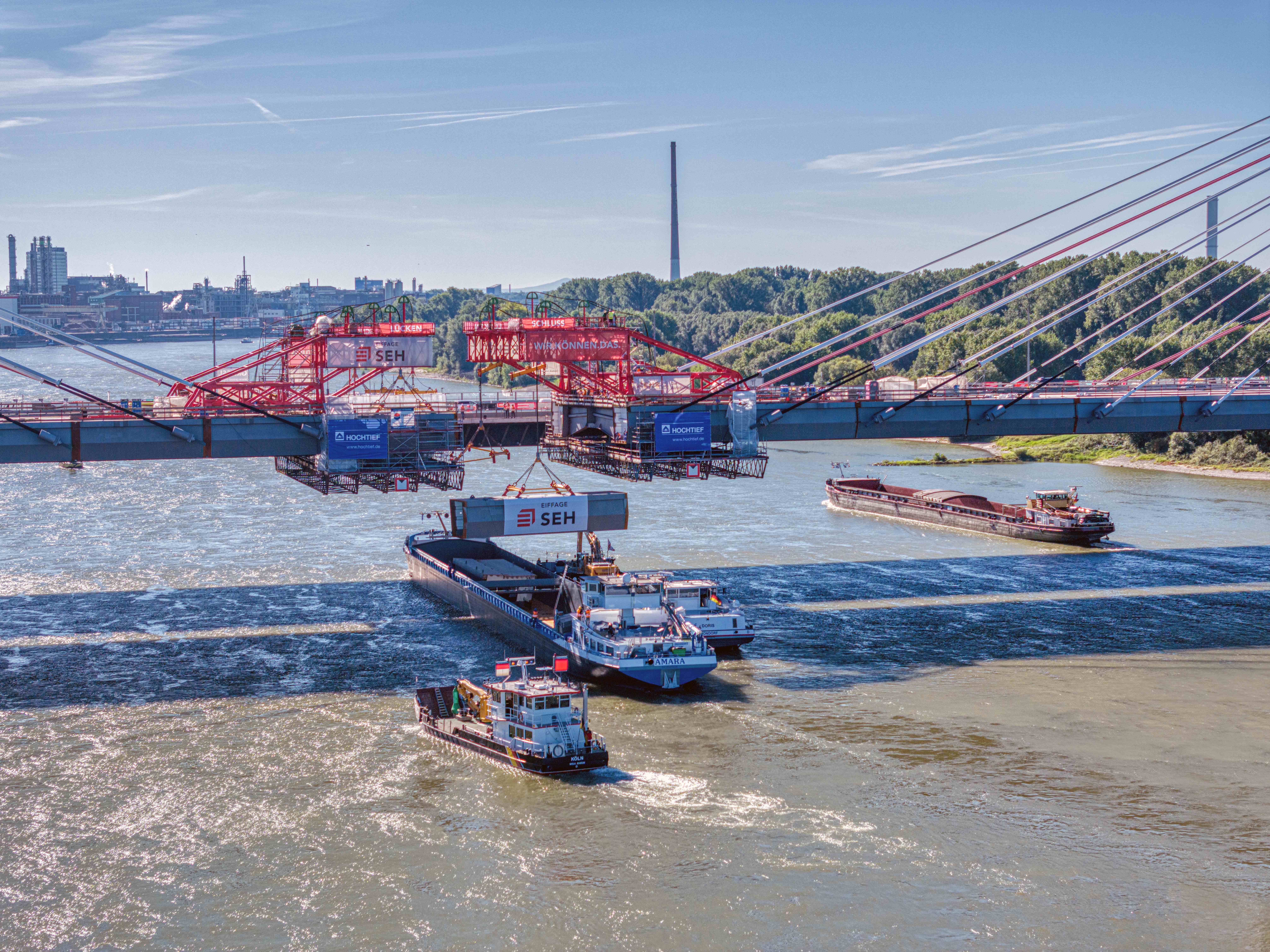 Montage des letzten Brückensegments an der Rheinbrücke in Leverkusen