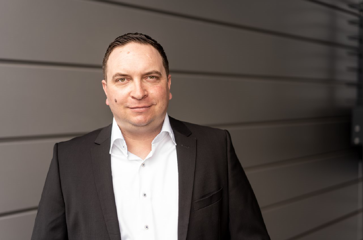 Herr Florian Moldenhauer im Anzug, lächelnd