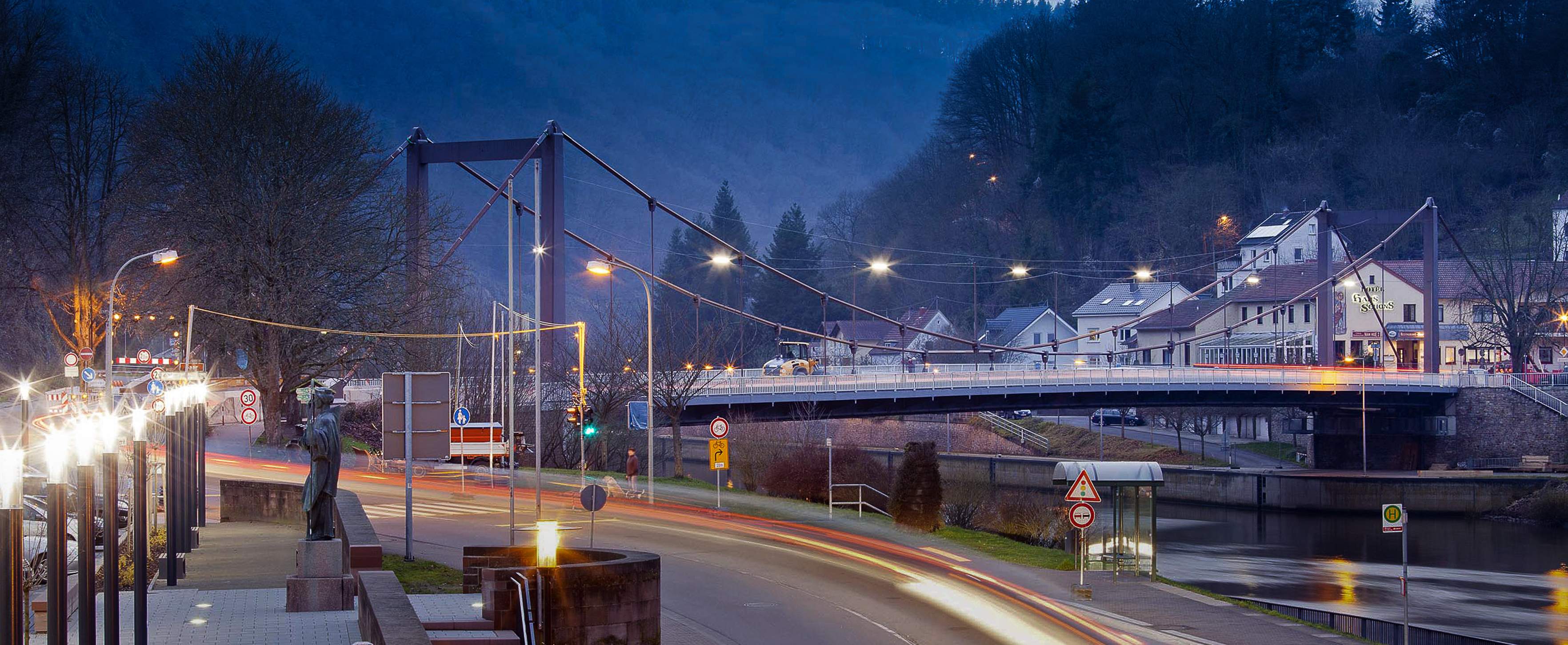 Brücke über die Saar in Mettlach bei Abenddämmerung