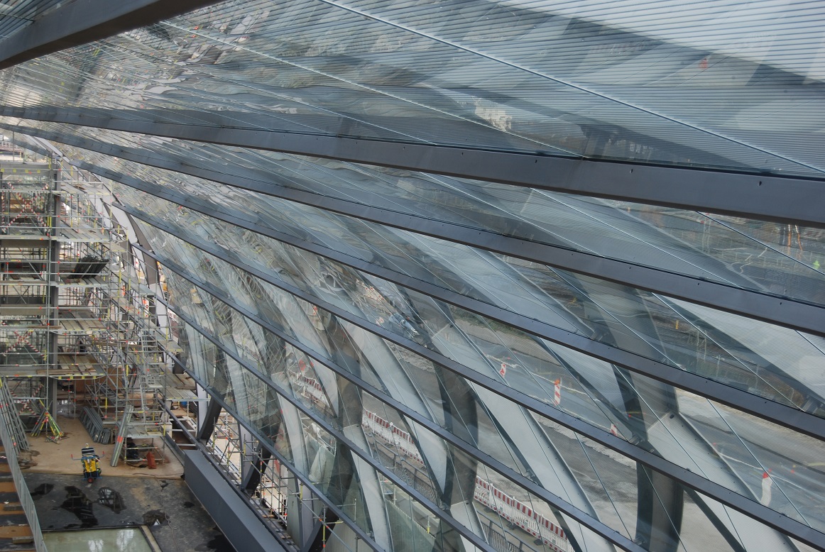 Nahaufnahme der Dachkonstruktion der U4-Elbbrücke in Hamburg während Bauarbeiten