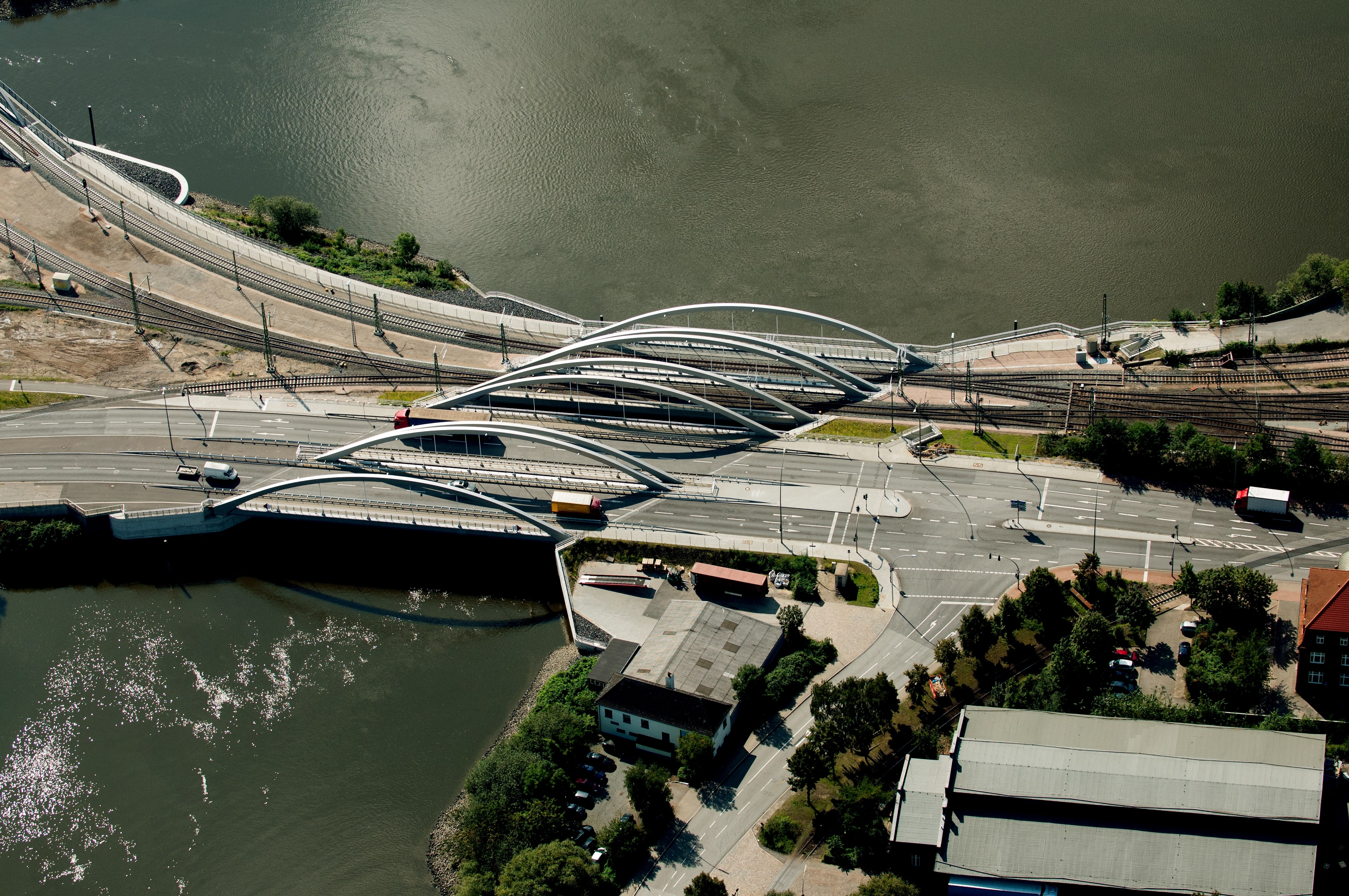 Luftaufnahme der Niedernfelder Brücken in Hamburg
