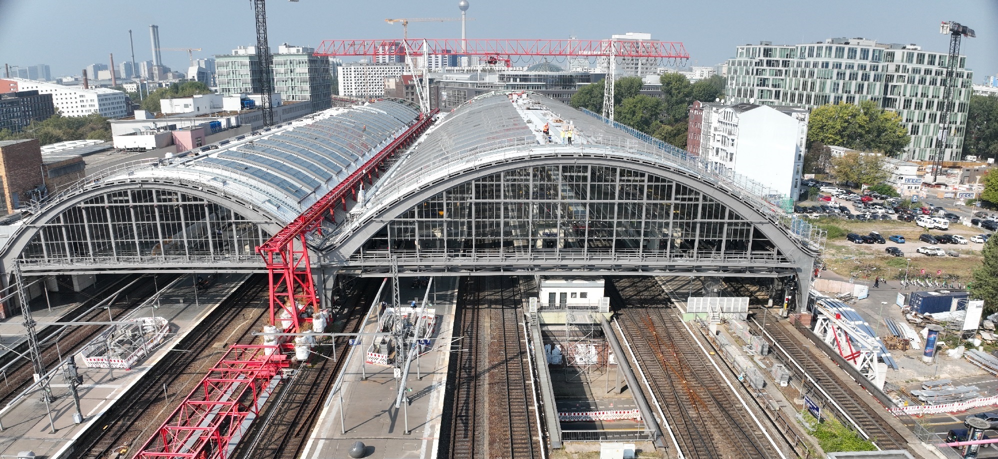 Blick von schräg-oben auf den Berliner Ostbahnhof, insbesondere dieHallendächer