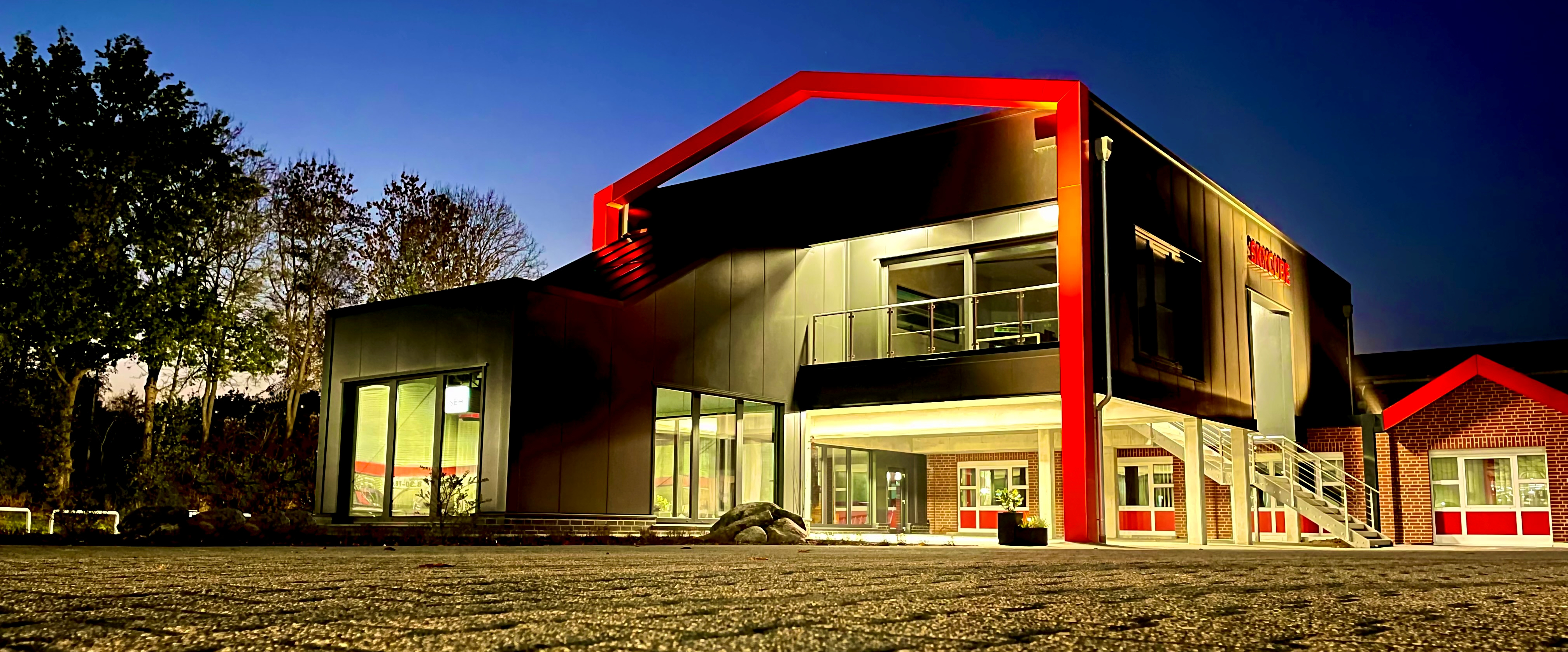 freistehender Kubus SkyCube bei Nacht