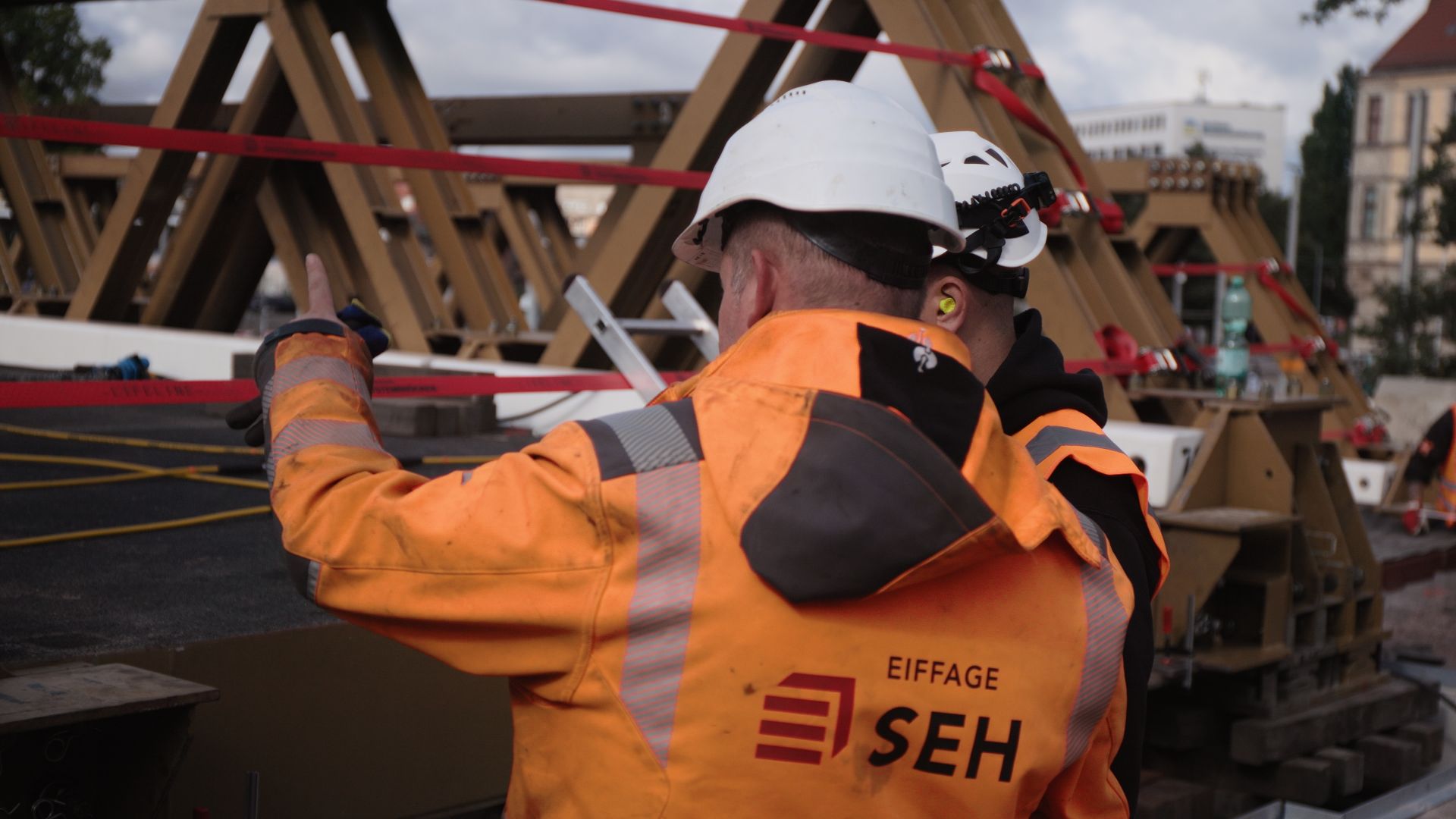 Mitarbeiter vor Brücke Damaschkeplatz