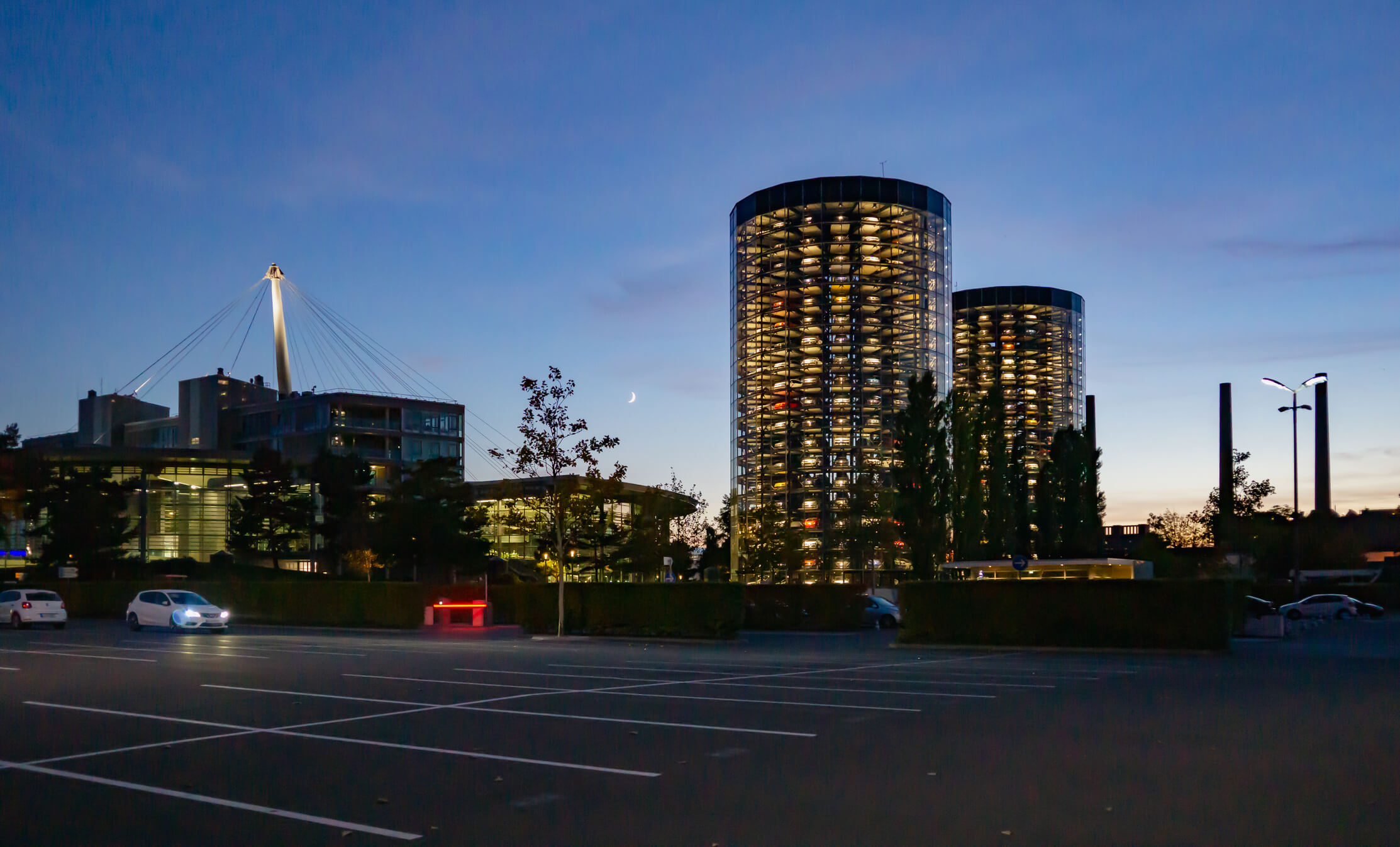 VW AutoStadt Fahrzeugtürme, Wolfsburg bei Abenddämmerung