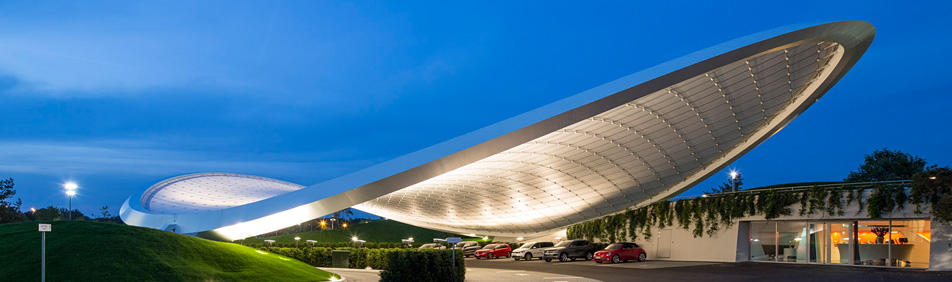 Dachtragwerk Kundencenter, Wolfsburg, bei Abend